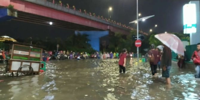 Akhir Pekan Surabaya Dilanda Banjir, Warga: Ini Terparah